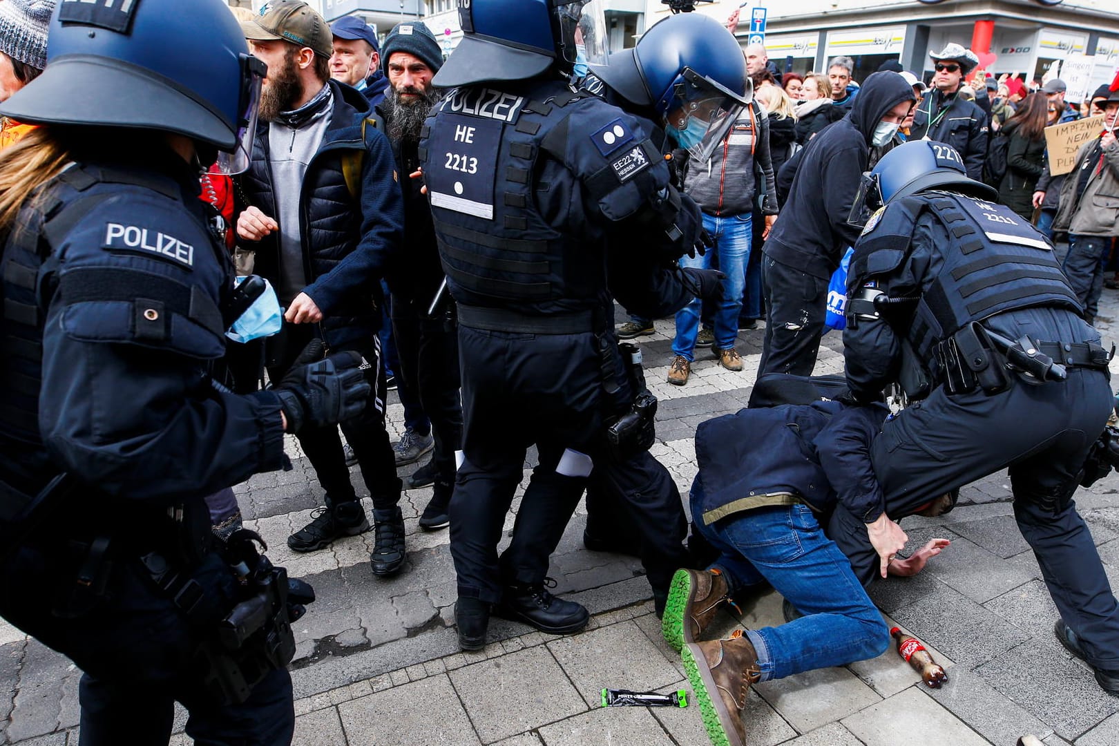 Ausschreitungen in Kassel: Tausende Querdenker ziehen durch die Innenstadt.