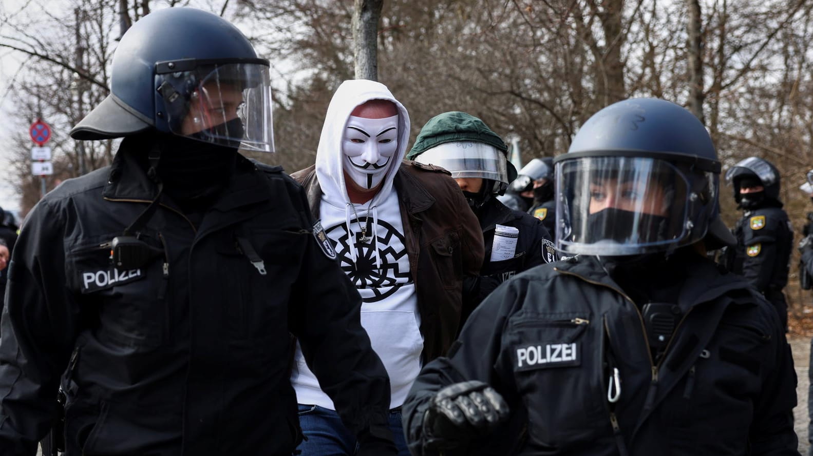 Polizeibeamte bei einer Demo mit zum Teil mutmaßlich rechtsextremen Teilnehmern in Berlin: Zu der Kundgebung kamen deutlich weniger Menschen als erwartet. Es ist nur zu einzelnen Rangeleien gekommen.