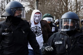 Polizeibeamte bei einer Demo mit zum Teil mutmaßlich rechtsextremen Teilnehmern in Berlin: Zu der Kundgebung kamen deutlich weniger Menschen als erwartet. Es ist nur zu einzelnen Rangeleien gekommen.