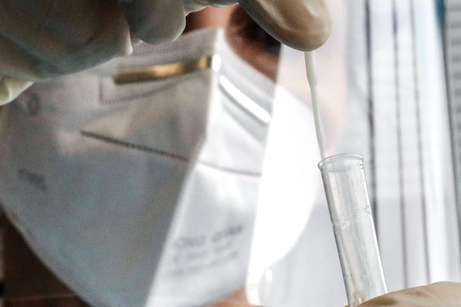Betrugsverdacht in einem Lübecker Testzentrum: Laut der Staatsanwaltschaft hat eine Mitarbeiterin die Abstriche gar nicht oder nicht ordnungsgemäß untersucht (Archivbild).