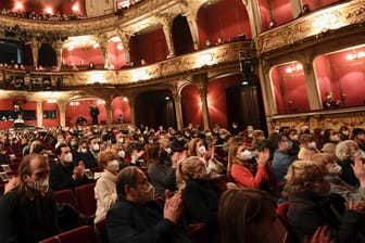 Theaterbesucher sitzen mit Masken im Saal: Das Berliner Ensemble öffnet mit der Vorstellung "Panikherz" im Rahmen des Berliner Pilotprojekts während der Corona-Pandemie wieder seine Türen.