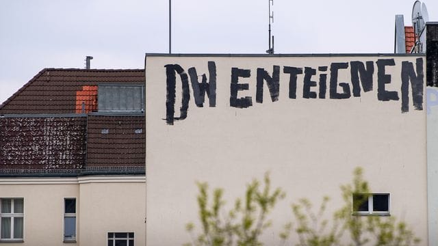 Ein Graffito "DW enteignen" an der Brandmauer eines Wohnhauses in Berlin-Westend (Archivbild): Die Berliner Grünen wollen sich gegen überteuerte Mieten einsetzen.