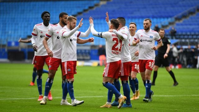 Hamburgs Tim Leibold (M) jubelt nach seinem Treffer zum 1:0 gegen Heidenheim mit seinen Teamkollegen. Hamburgs Tim Leibold (M) jubelt nach seinem Treffer zum 1:0 gegen Heidenheim mit seinen Teamkollegen.