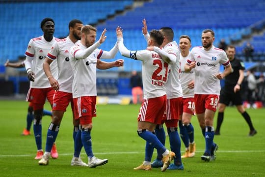 Hamburgs Tim Leibold (M) jubelt nach seinem Treffer zum 1:0 gegen Heidenheim mit seinen Teamkollegen.