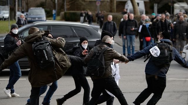 Teilnehmer rangeln sich bei einer Kundgebung unter dem Motto "Freie Bürger Kassel - Grundrechte und Demokratie". Teilnehmer rangeln sich bei einer Kundgebung unter dem Motto "Freie Bürger Kassel - Grundrechte und Demokratie".