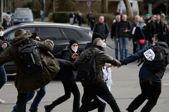 Teilnehmer rangeln sich bei einer Kundgebung unter dem Motto "Freie Bürger Kassel - Grundrechte und Demokratie".