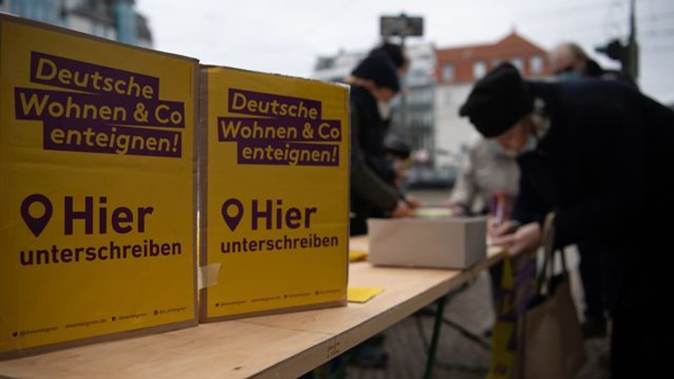 Unterstützer und Mitglieder der Initiative "Deutsche Wohnen & Co enteignen" sammeln Unterschriften.