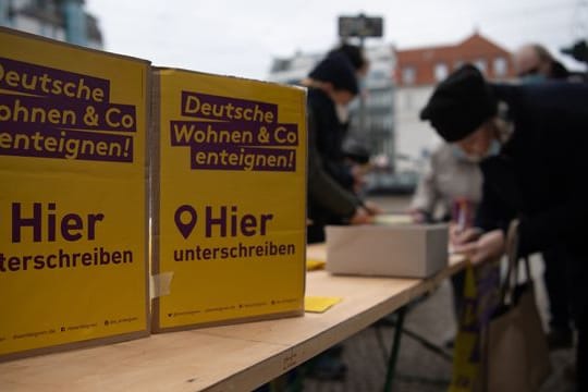 Unterstützer und Mitglieder der Initiative "Deutsche Wohnen & Co enteignen" sammeln Unterschriften.