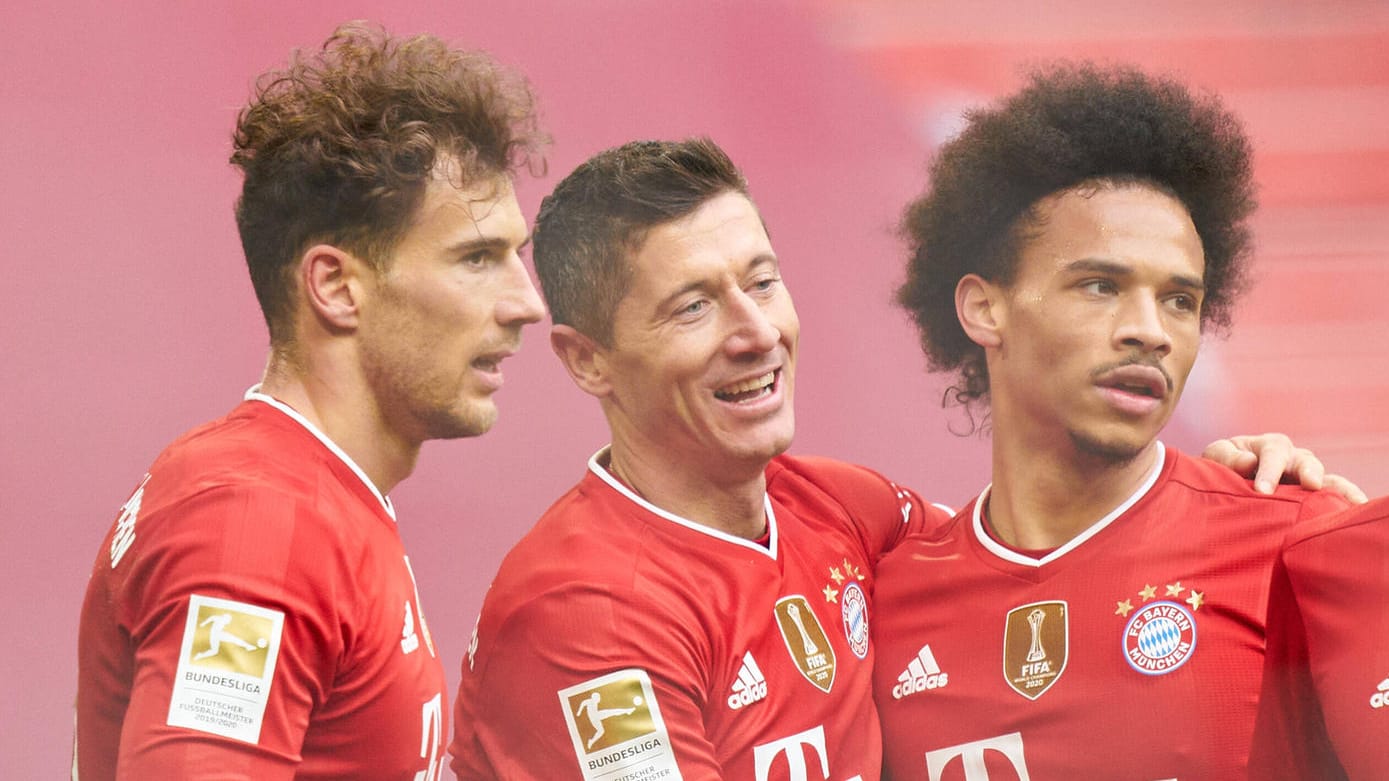 Robert Lewandowski (2.v.l.): Dem Weltfußballer gelingt gegen den VfB Stuttgart der frühe Dreierpack. Robert Lewandowski (2.v.l.): Dem Weltfußballer gelingt gegen den VfB Stuttgart der frühe Dreierpack.