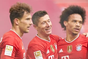 Robert Lewandowski (2.v.l.): Dem Weltfußballer gelingt gegen den VfB Stuttgart der frühe Dreierpack.