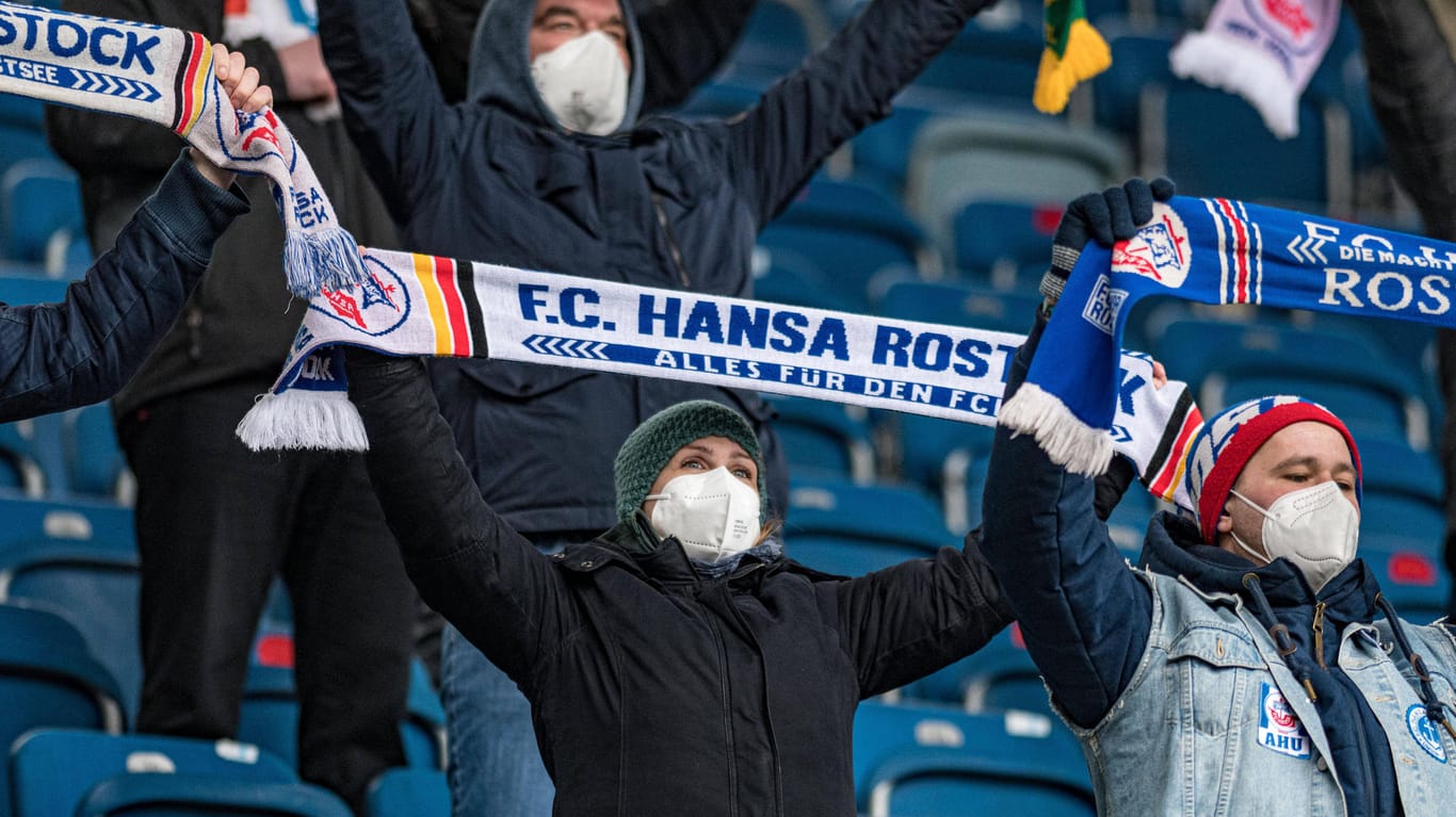 Fans im Rostocker Ostseestadion: Hansa empfing zum Spiel gegen Halle erstmals wieder Zuschauer.