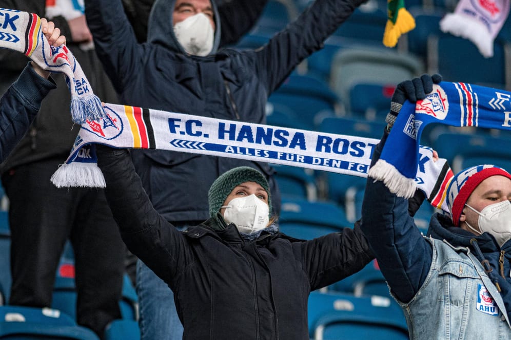 Fans im Rostocker Ostseestadion: Hansa empfing zum Spiel gegen Halle erstmals wieder Zuschauer.