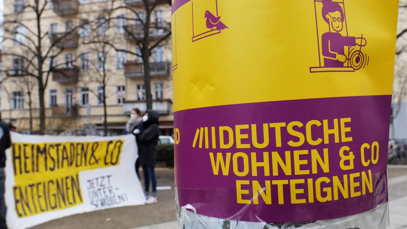 Protestler machen mit Schriftzügen auf das Volksbegehren "Deutsche Wohnen & Co. enteignen" aufmerksam (Archivbild): Die Berliner Grünen stimmten auf einem Parteitag grundsätzlich für Enteignungen.