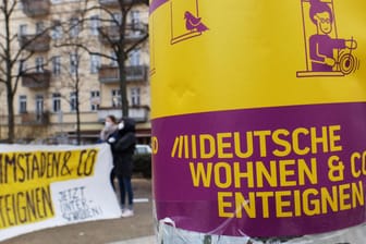 Protestler machen mit Schriftzügen auf das Volksbegehren "Deutsche Wohnen & Co. enteignen" aufmerksam (Archivbild): Die Berliner Grünen stimmten auf einem Parteitag grundsätzlich für Enteignungen.