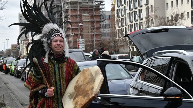 Trommler bei Autokorso gegen Corona-Regelungen Trommler bei Autokorso gegen Corona-Regelungen