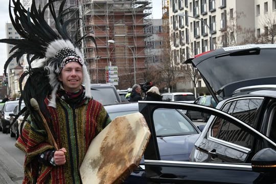 Trommler bei Autokorso gegen Corona-Regelungen