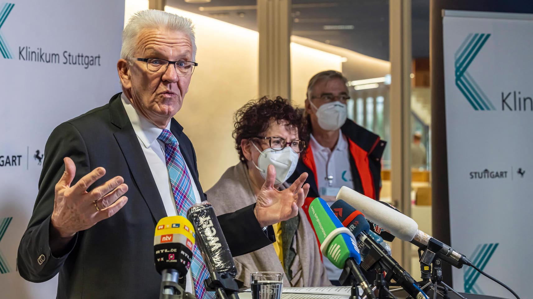 Baden-Württembergs Ministerpräsident Winfried Kretschmann: Obwohl sein Land noch unter dem Inzidenzwert 100 liegt, hat er Verschärfungen angekündigt. So halten es nicht alle Ministerpräsidenten. Baden-Württembergs Ministerpräsident Winfried Kretschmann: Obwohl sein Land noch unter dem Inzidenzwert 100 liegt, hat er Verschärfungen angekündigt. So halten es nicht alle Ministerpräsidenten.
