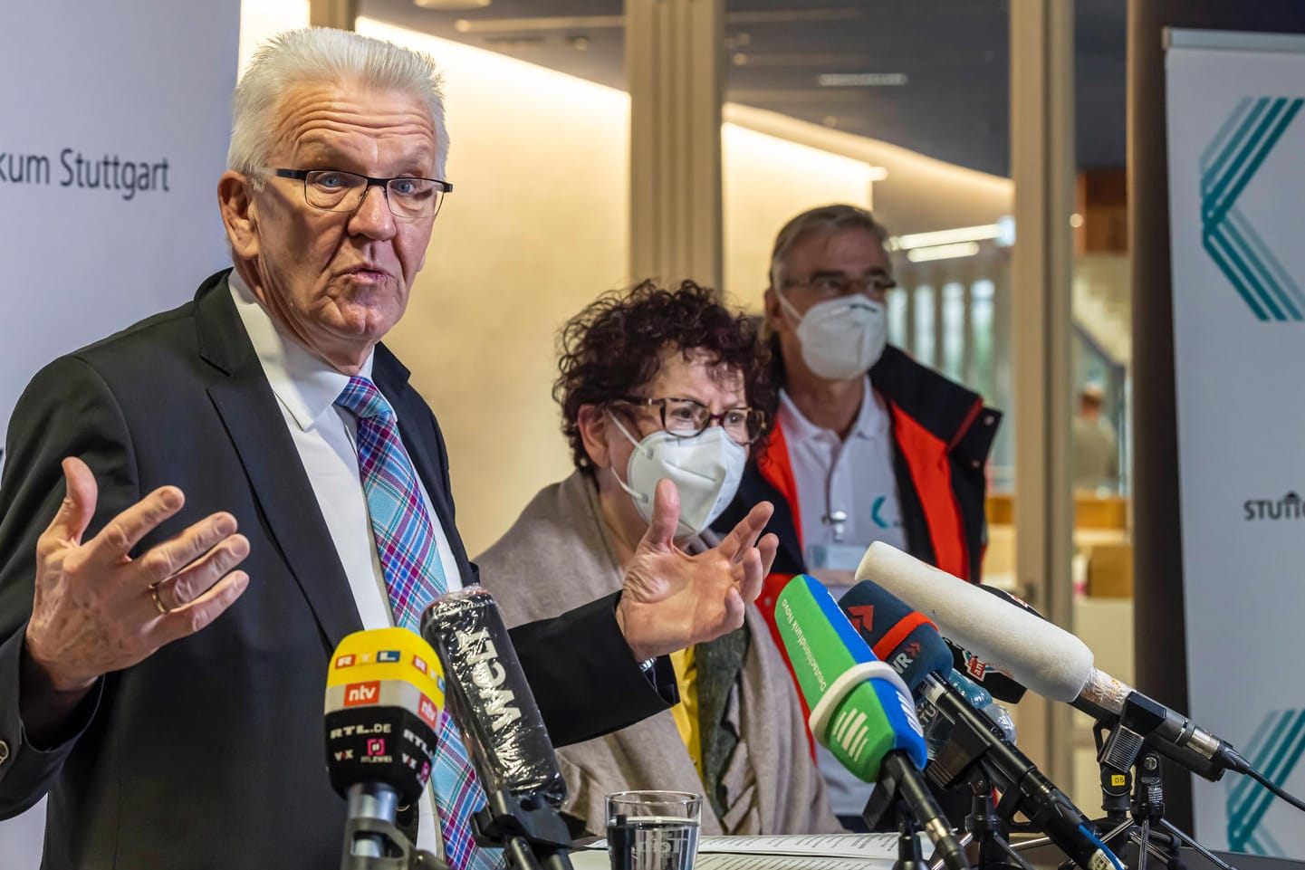 Baden-Württembergs Ministerpräsident Winfried Kretschmann: Obwohl sein Land noch unter dem Inzidenzwert 100 liegt, hat er Verschärfungen angekündigt. So halten es nicht alle Ministerpräsidenten.