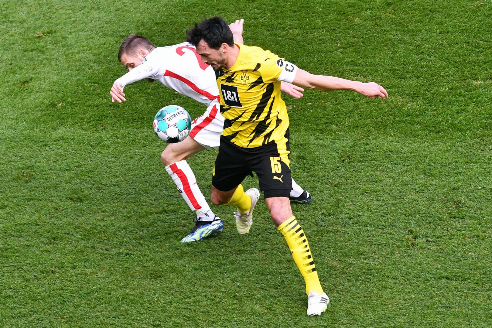 Duell am 26. Spieltag: Mats Hummels (vorne, Dortmund) im Kampf um den Ball mit Kölns Dominick Drexler.