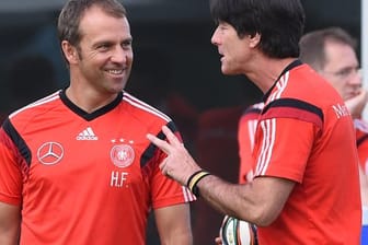 Hansi Flick (l) war bei der deutschen Nationalmannschaft Joachim Löws Assistent beim Gewinn des WM-Titels 2014.