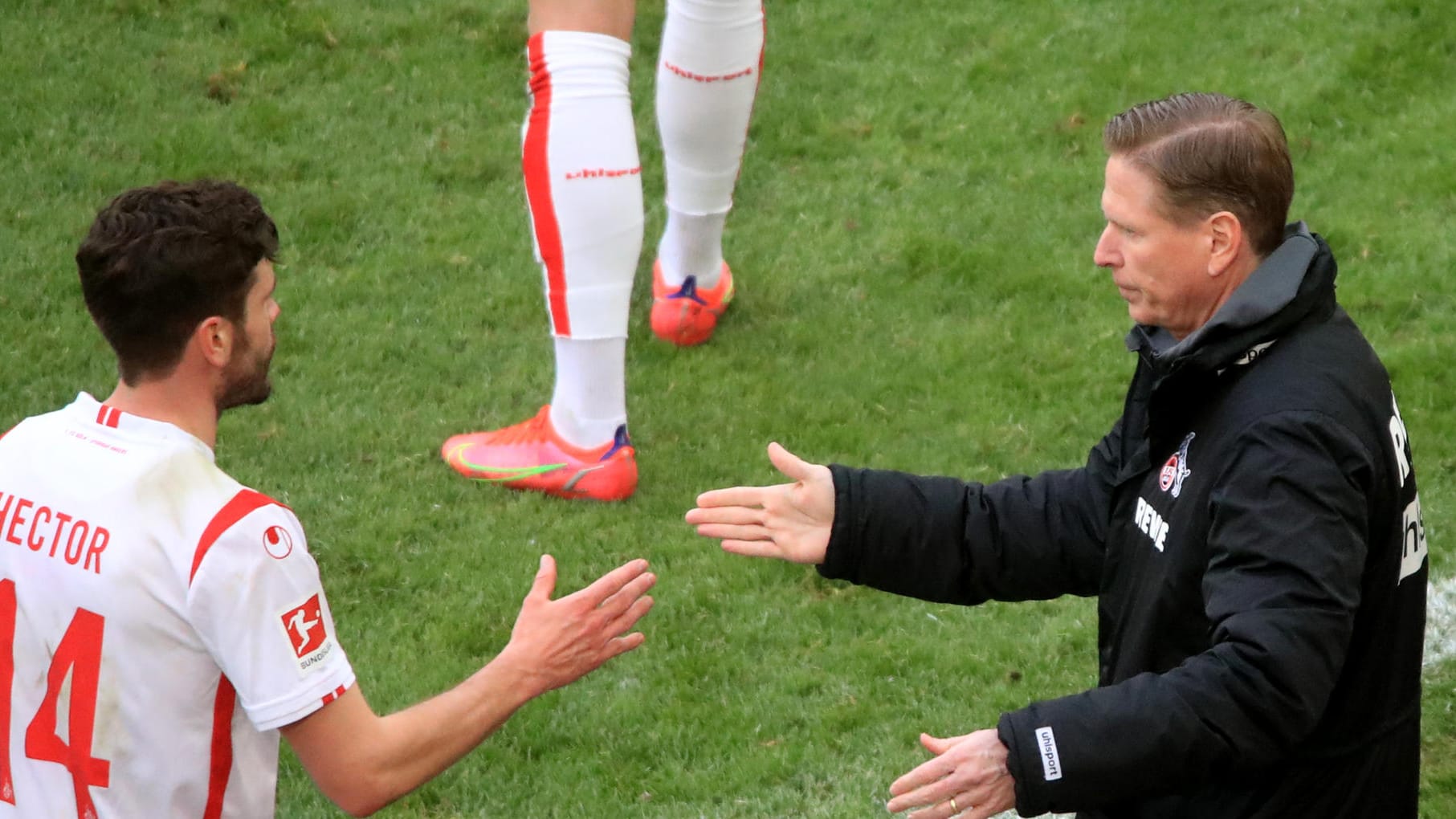 Markus Gisdol (re.) klatscht mit seinem Kapitän Jonas Hector ab. Eine starke FC-Leistung rettet vorerst den Job des 51-Jährigen.