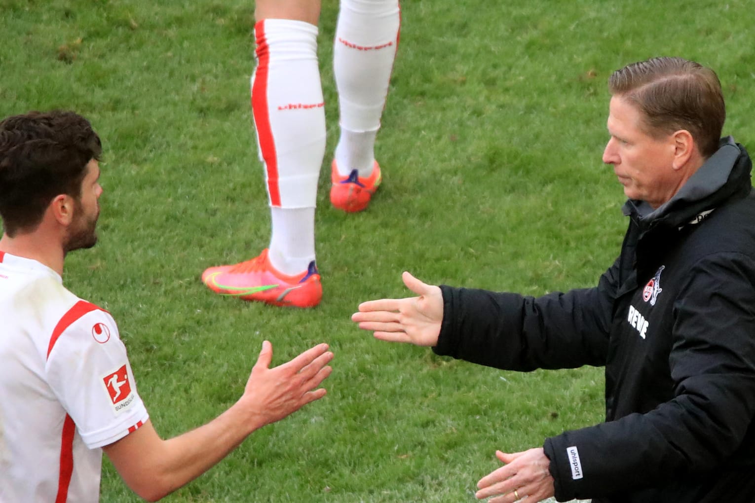 Markus Gisdol (re.) klatscht mit seinem Kapitän Jonas Hector ab. Eine starke FC-Leistung rettet vorerst den Job des 51-Jährigen.