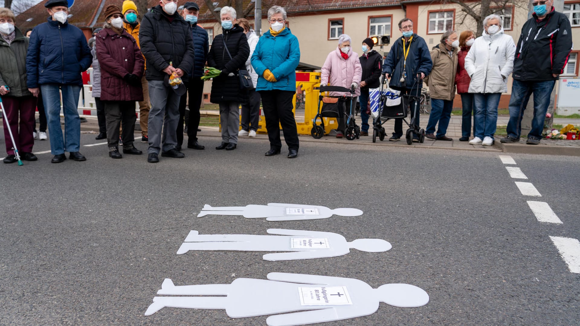Trauernde stehen während der Mahnwache für die Opfer eines Unfalls auf einem Überweg: Am 16. März 2021 hatte ein Autofahrer in Leipzig an einer Fußgängerampel eine Gruppe von Menschen erfasst, wobei drei Menschen starben. Trauernde stehen während der Mahnwache für die Opfer eines Unfalls auf einem Überweg: Am 16. März 2021 hatte ein Autofahrer in Leipzig an einer Fußgängerampel eine Gruppe von Menschen erfasst, wobei drei Menschen starben.