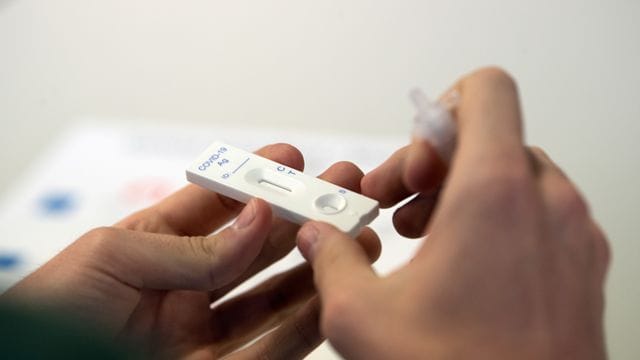 Auch durch die massenhafte Anwendung der Corona-Schnelltests werden mehr Infizierungen gemeldet. Auch durch die massenhafte Anwendung der Corona-Schnelltests werden mehr Infizierungen gemeldet.
