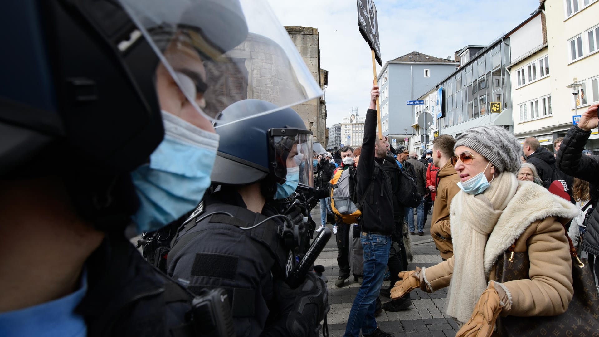 Eine Frau steht in Kassel Einsatzkräften der Polizei gegenüber: Die SPD kritisiert das Einsatzkonzept.