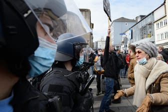 Eine Frau steht in Kassel Einsatzkräften der Polizei gegenüber: Die SPD kritisiert das Einsatzkonzept.