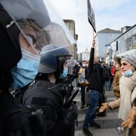 Eine Frau steht in Kassel Einsatzkräften der Polizei gegenüber: Die SPD kritisiert das Einsatzkonzept.