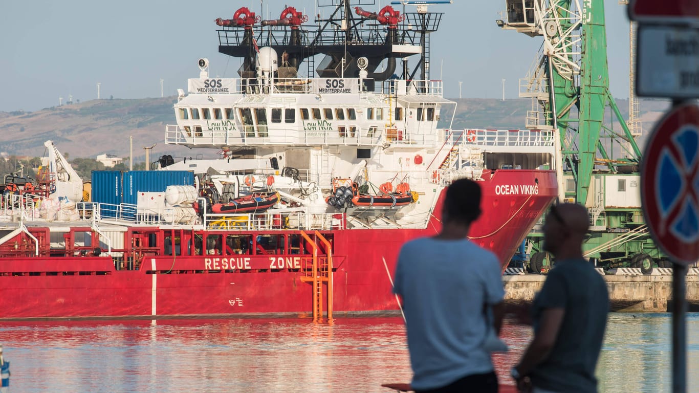 Das Rettungsschiff "Ocean Viking" liegt im Hafen von Porto Empedocle (Archivbild). Es hat vor Libyen über 100 Flüchtlinge gerettet.