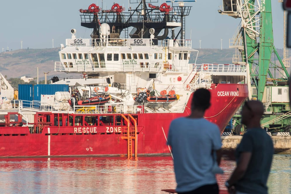 Das Rettungsschiff "Ocean Viking" liegt im Hafen von Porto Empedocle (Archivbild). Es hat vor Libyen über 100 Flüchtlinge gerettet.
