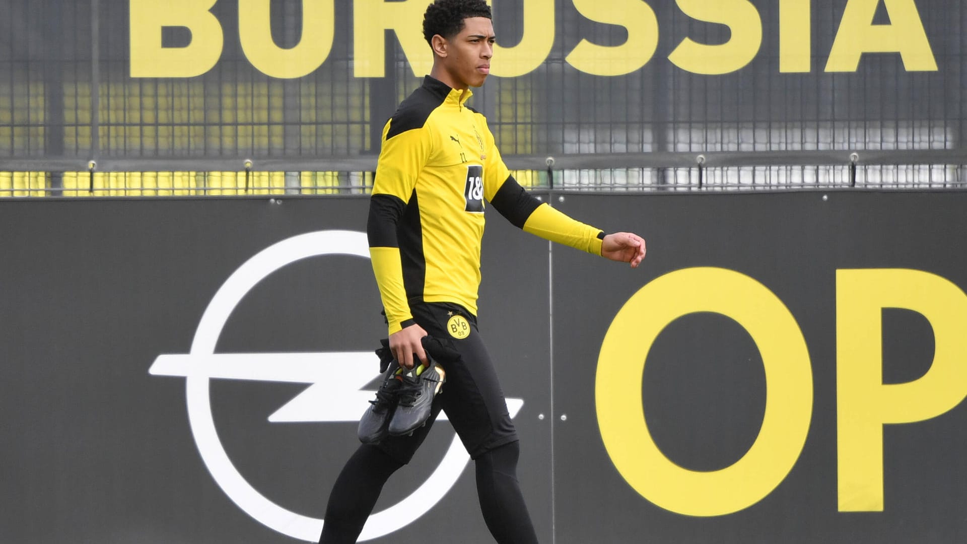 BVB-Profi Jude Bellingham beim Training (Archivbild). Der Fussballer hat jetzt rassistische Beleidigungen gegen ihn öffentlich gemacht. BVB-Profi Jude Bellingham beim Training (Archivbild). Der Fussballer hat jetzt rassistische Beleidigungen gegen ihn öffentlich gemacht.