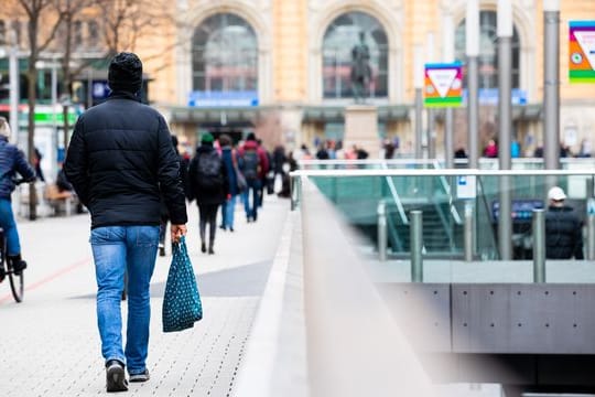 Menschen gehen durch die Innenstadt von Hannover.