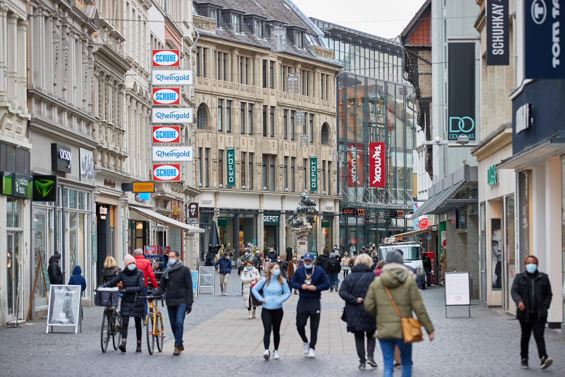 Eine Einkaufsstraße in Braunschweig (Archivbild). Der Einzelhandel in den Städten und Gemeinden leidet besonders unter den Lockdowns.