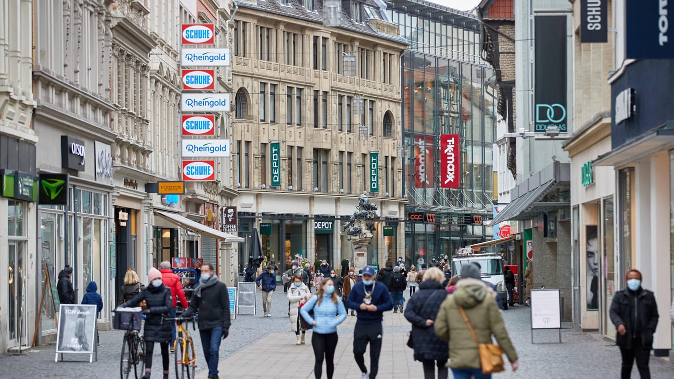 Eine Einkaufsstraße in Braunschweig (Archivbild). Der Einzelhandel in den Städten und Gemeinden leidet besonders unter den Lockdowns.