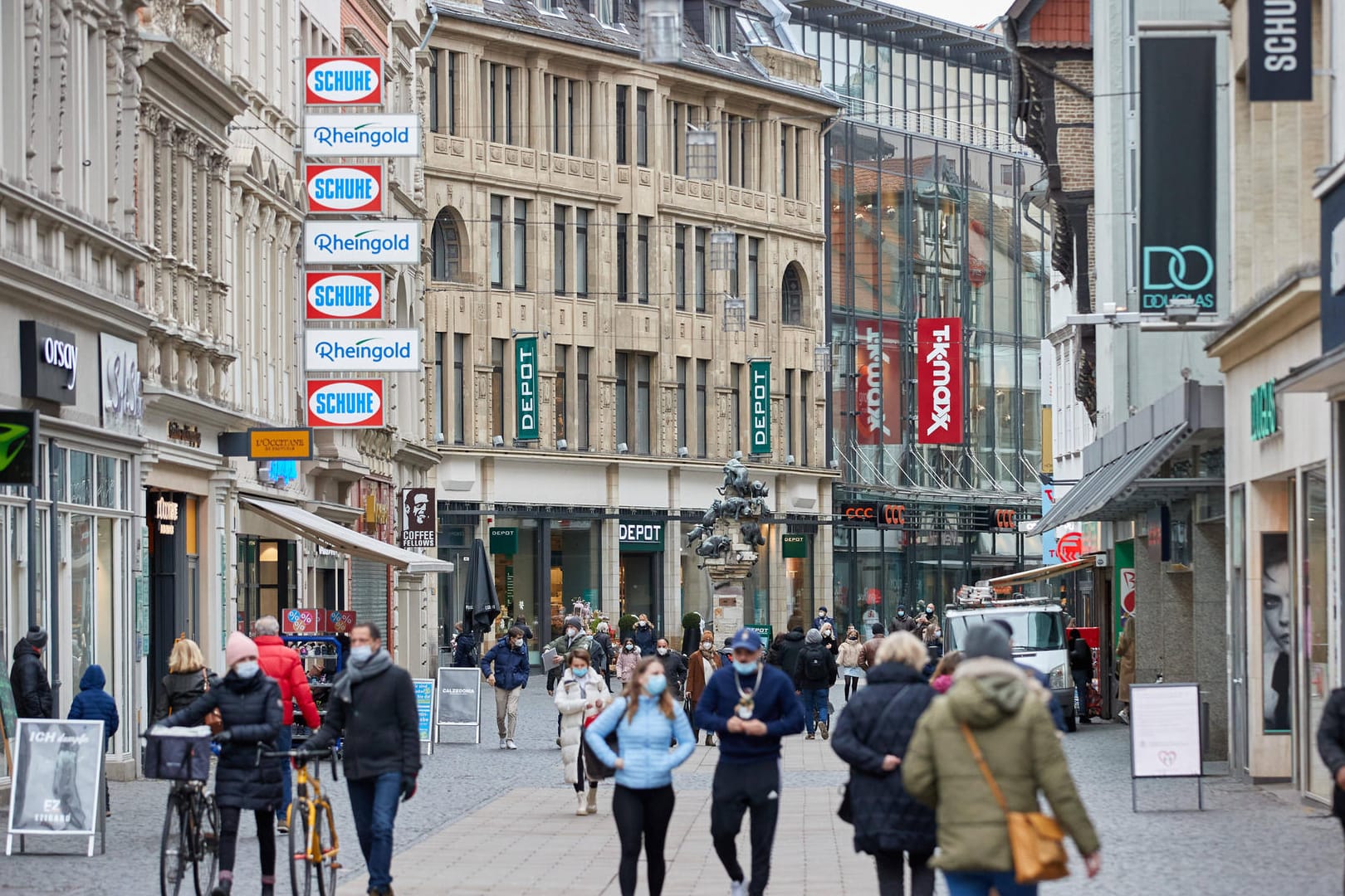 Eine Einkaufsstraße in Braunschweig (Archivbild). Der Einzelhandel in den Städten und Gemeinden leidet besonders unter den Lockdowns.