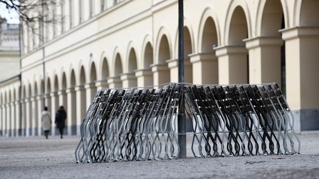 In einer Umfrage des Meinungsforschungsinstituts YouGov sprachen sich nur 30 Prozent dafür aus, die Einschränkungen zur Kontaktvermeidung wieder auszuweiten. In einer Umfrage des Meinungsforschungsinstituts YouGov sprachen sich nur 30 Prozent dafür aus, die Einschränkungen zur Kontaktvermeidung wieder auszuweiten.