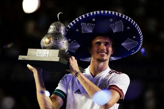 Alexander Zverev posiert nach seinem Sieg in Acapulco mit Sombrero und Trophäe.