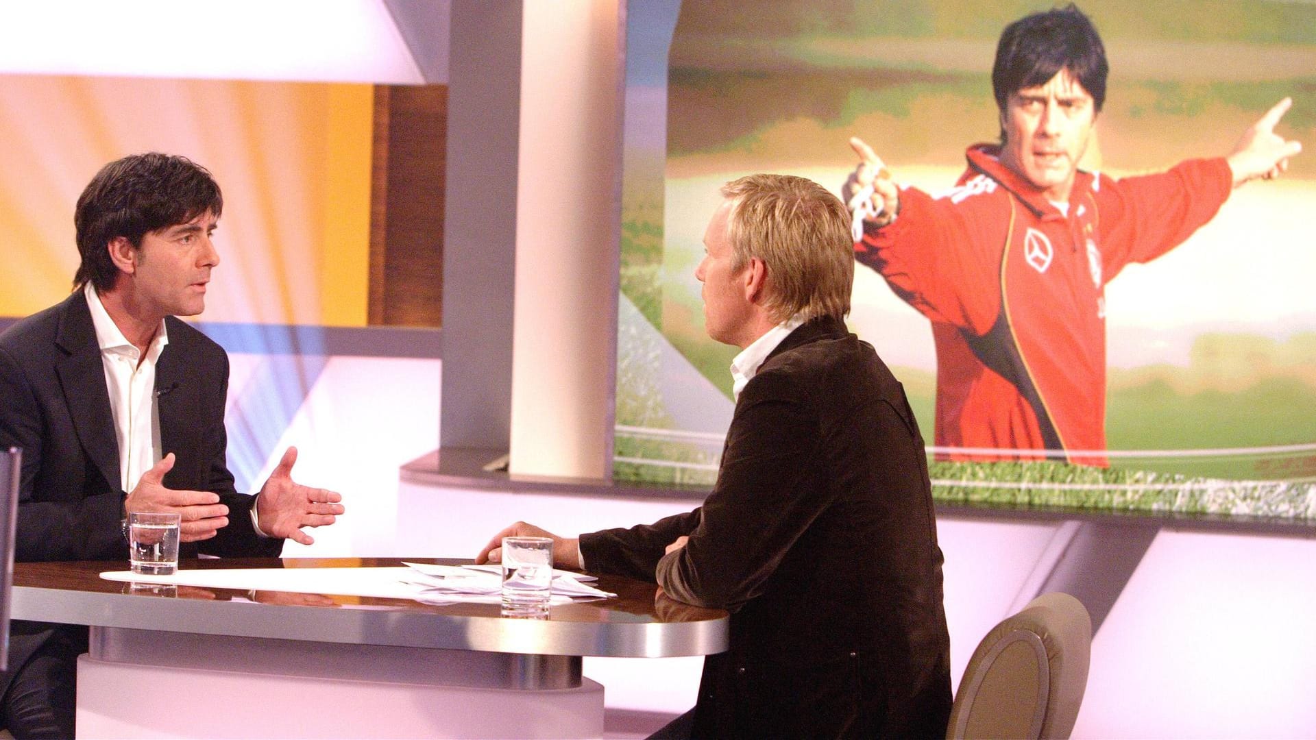 Johannes B. Kerner (r.) bei einem seiner letzten "Sportstudio"-Interviews mit dem damals neuen Bundestrainer Joachim Löw.