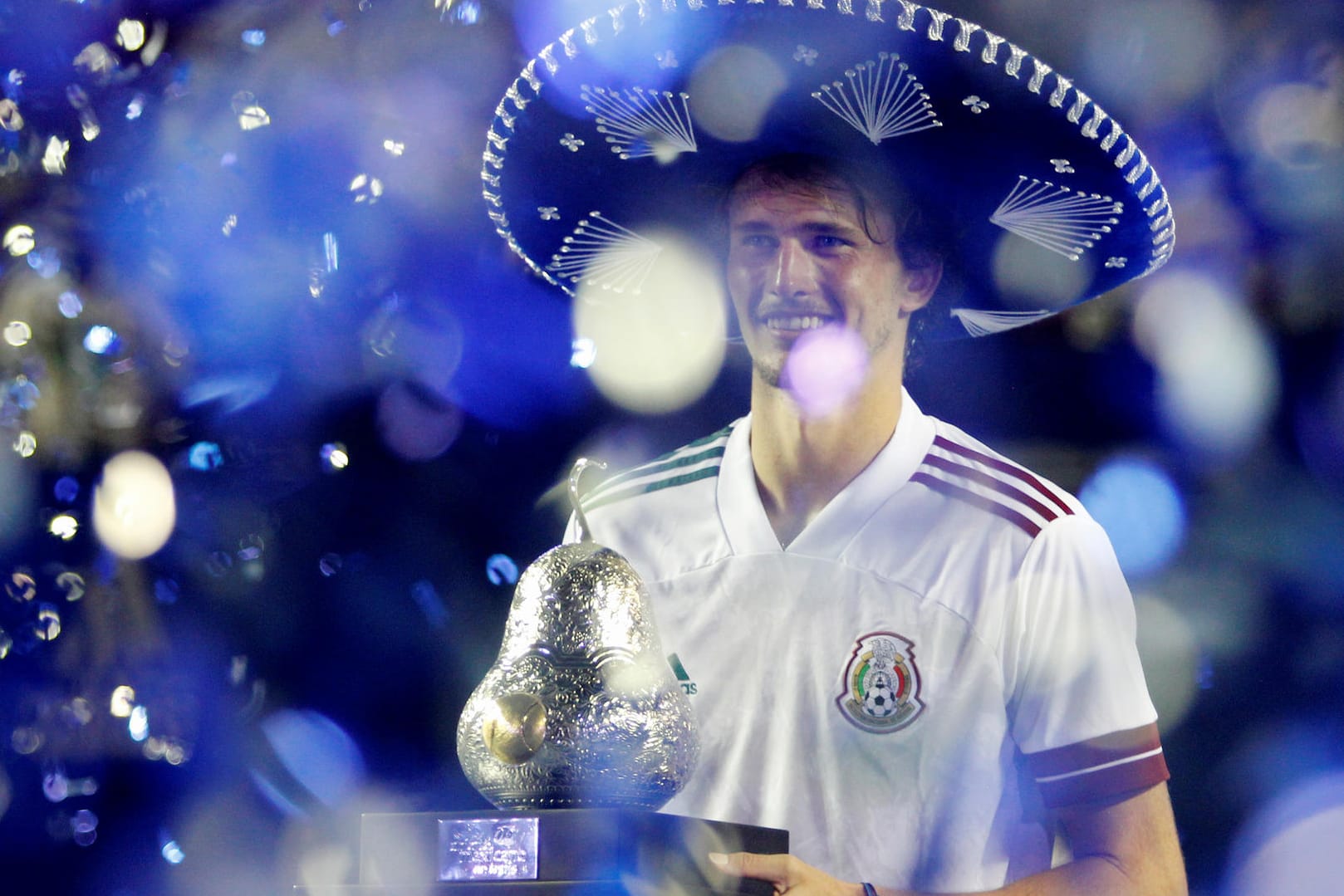 Alexander Zverev: Das deutsche Tennis-Ass feiert seinen Turniersieg im Sombrero.