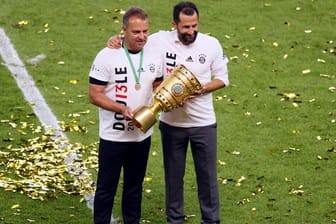 Eigentlich haben sich alle lieb beim FC Bayern München: Trainer Hansi Flick (l) und Sportdirektor Hasan Salihamidzic.