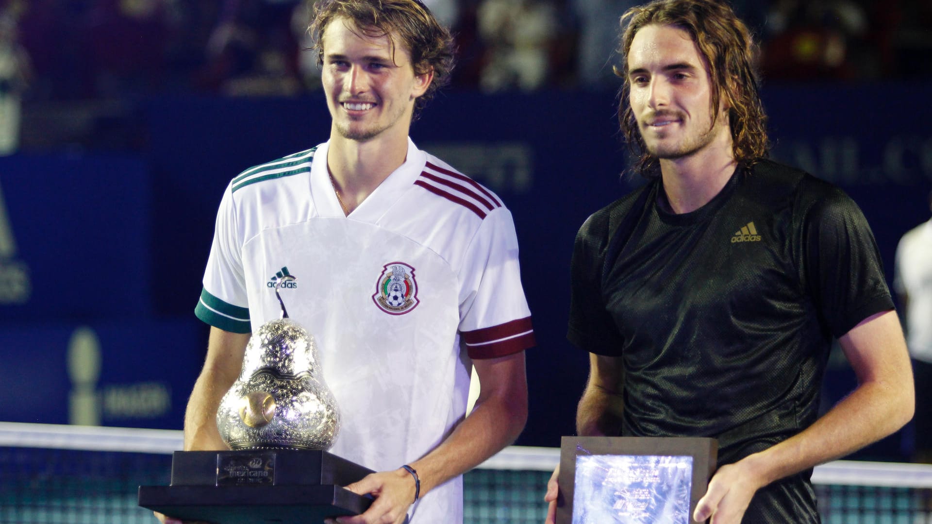 Alexander Zverev (l.) mit seiner Trophäe neben Finalgegner Stefanos Tsitsipas.