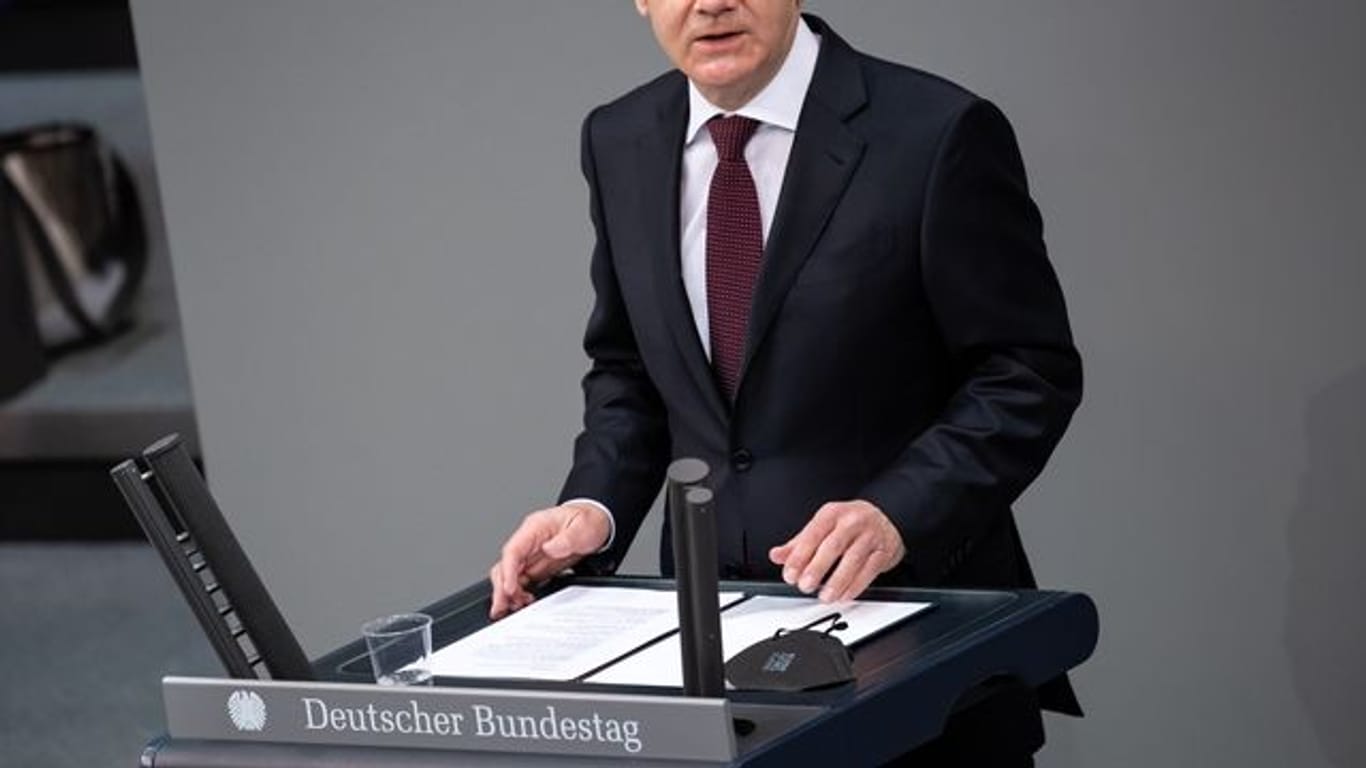 Olaf Scholz (SPD), Bundesminister der Finanzen und SPD-Kanzlerkandidat, spricht während einer Plenarsitzung des Deutschen Bundestages.