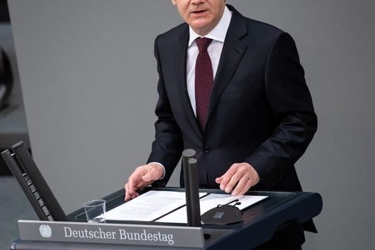 Olaf Scholz (SPD), Bundesminister der Finanzen und SPD-Kanzlerkandidat, spricht während einer Plenarsitzung des Deutschen Bundestages.