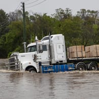 Ein Lastwagen kämpft nahe Sydney mit den Fluten: Australiens Bundesstaat New South Wales ist von heftigen Überschwemmungen betroffen.