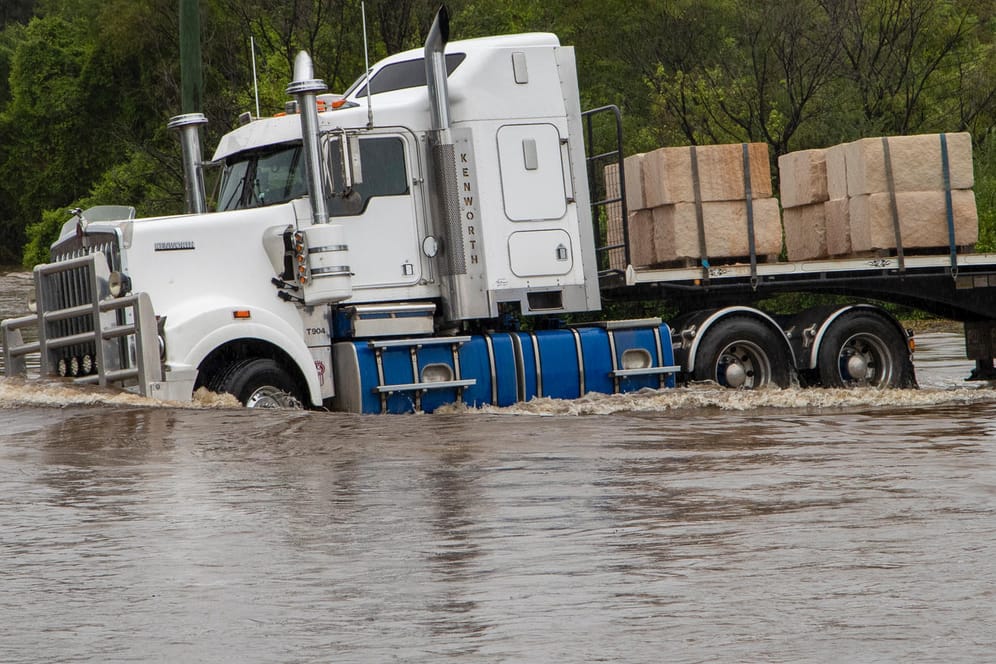 Ein Lastwagen kämpft nahe Sydney mit den Fluten: Australiens Bundesstaat New South Wales ist von heftigen Überschwemmungen betroffen.
