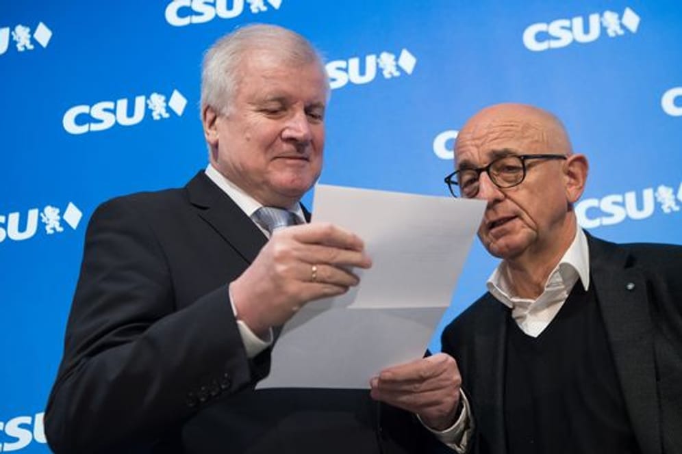Horst Seehofer (l), Bundesminister des Inneren, Bau und Heimat und damaliger CSU-Parteivorsitzender, und der Landtagsabgeordnete Alfred Sauter vor Beginn einer Sitzung des CSU-Vorstands.