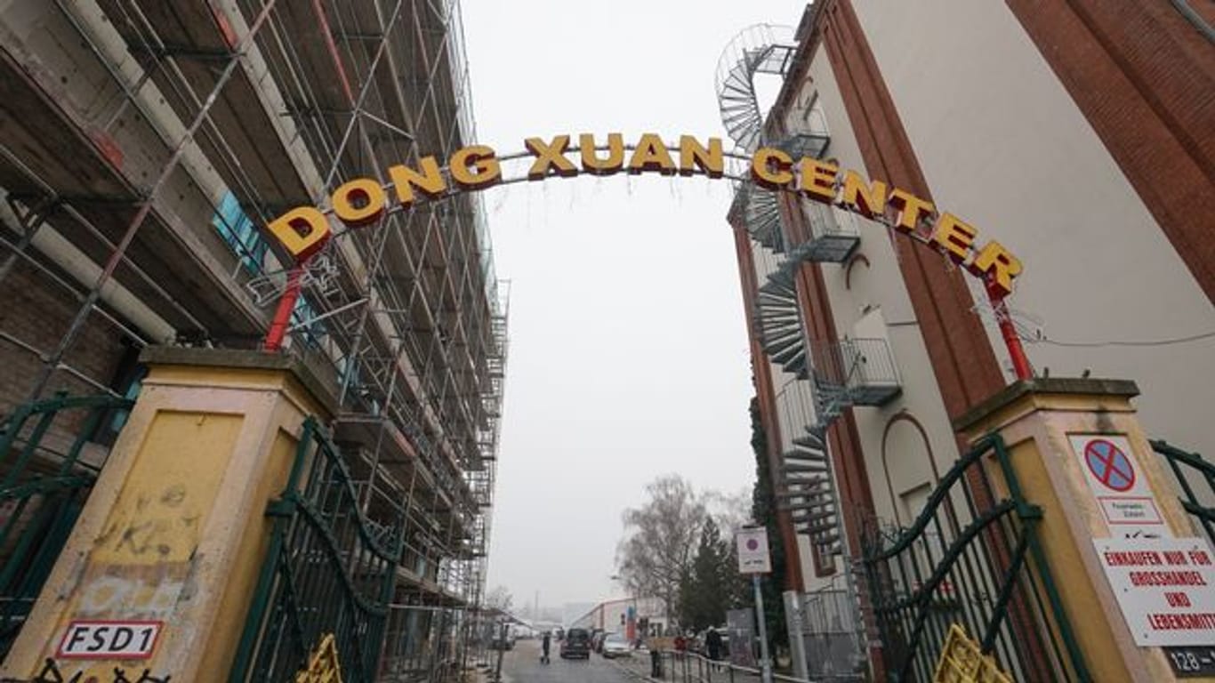 Blick auf das Eingangstor zum Dong Xuan Center (Archivbild): Hier ist das Zentrum für deutsch-vietnamesische Schleuser-Banden.